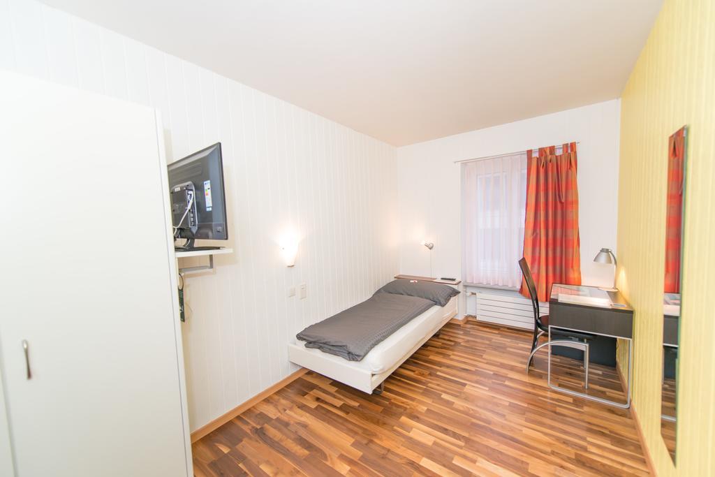 Hotel Rotes Haus Brugg  Bilik gambar
