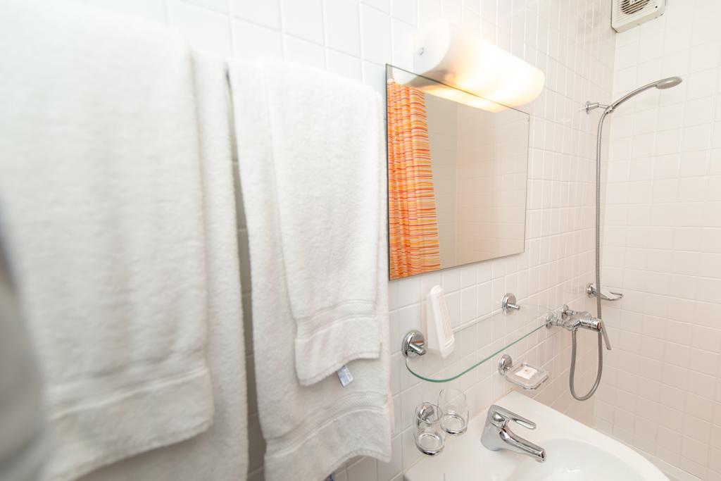 Hotel Rotes Haus Brugg  Bilik gambar
